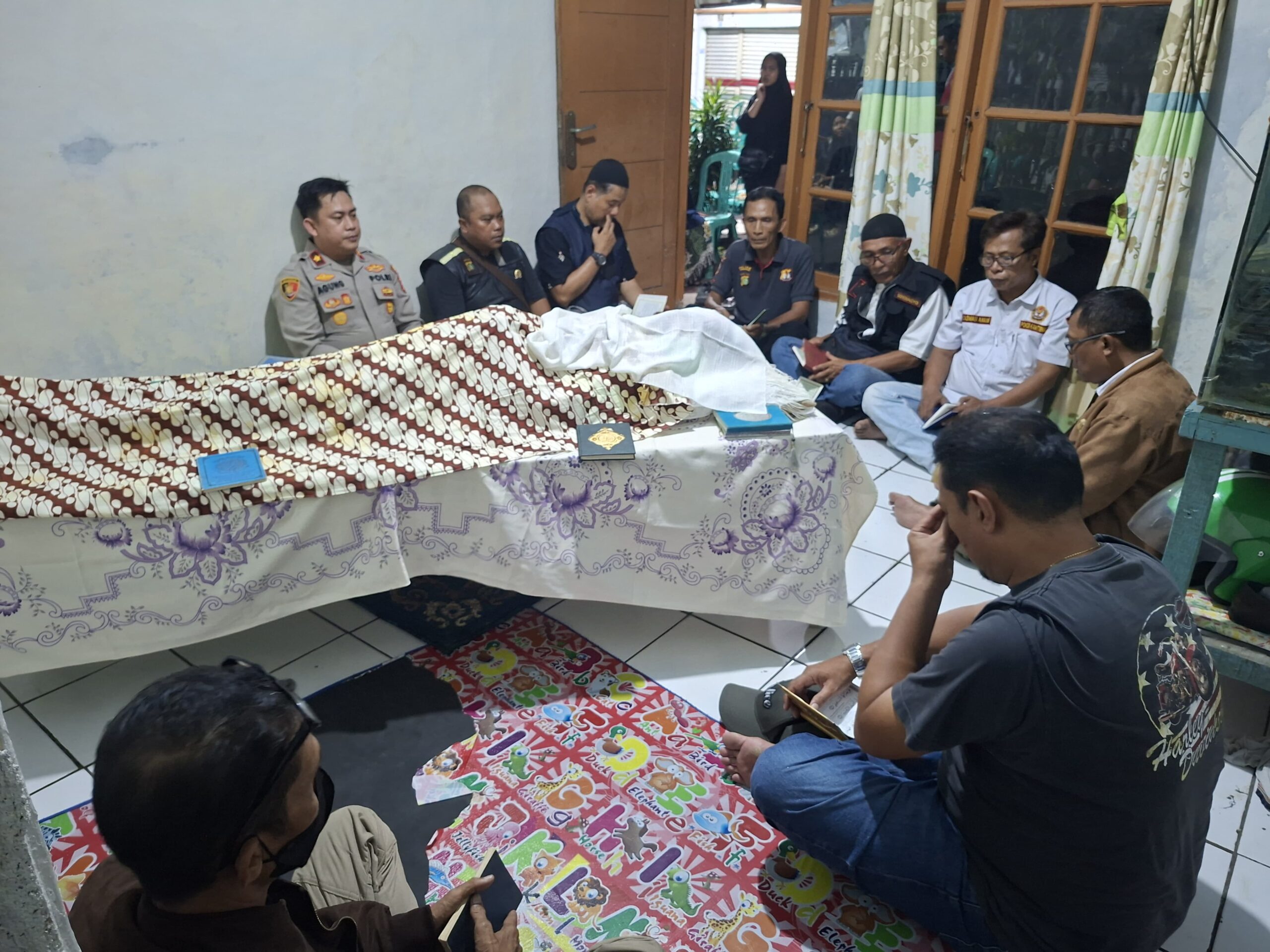 Kapolsek Kemayoran bersama Jajaran Pokdar kamtibmas Berikan Dukungan di Rumah Duka