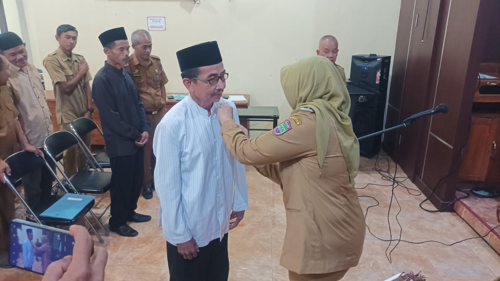 Sinergitas Polri-Pemerintah, Polsek Ciamis Hadir dan Amankan Pelantikan PAW BPD Sadananya