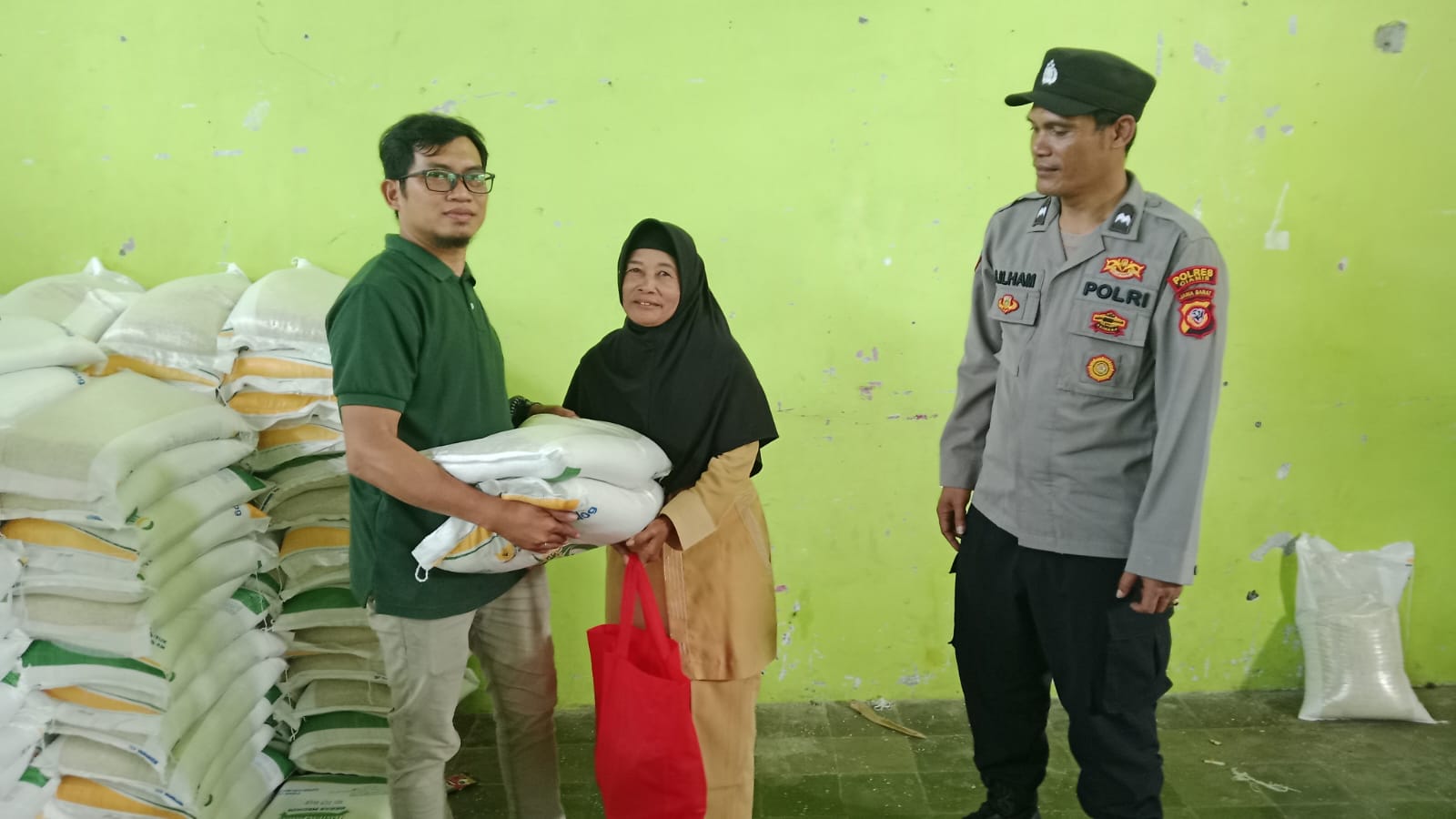 Polsek Ciamis Polres Ciamis Awasi Distribusi Bapanas Beras dan Minyak Goreng ke Warga Cisadap