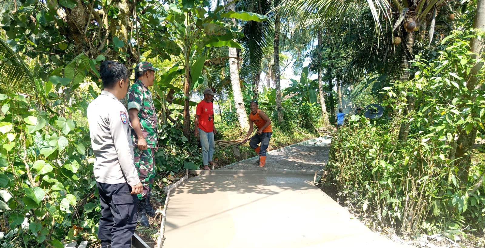 Polsek Lakbok Ikut Awasi Pembangunan Jalan Usaha Tani di Dusun Sukabagja*