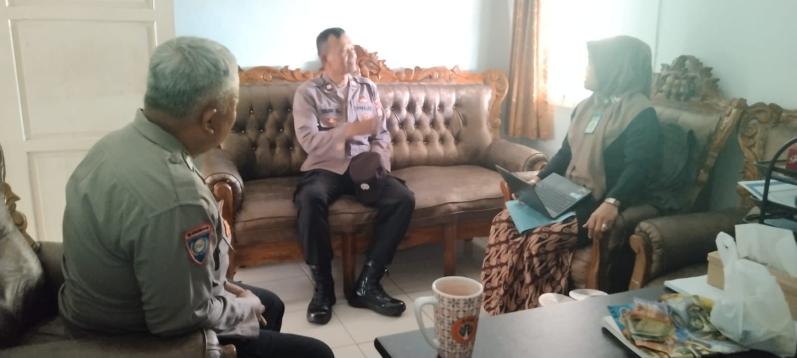 Polsek Kawali Pantau Kegiatan Kesmas Gratis di Puskesmas Kawalimukti