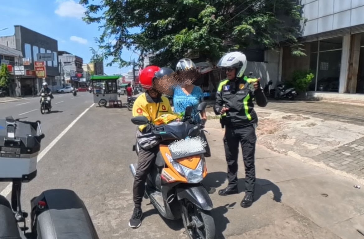 Polantas di Karawang Beri Teguran Edukasi Kepada Pelanggar Lalu Lintas di Jalan Raya