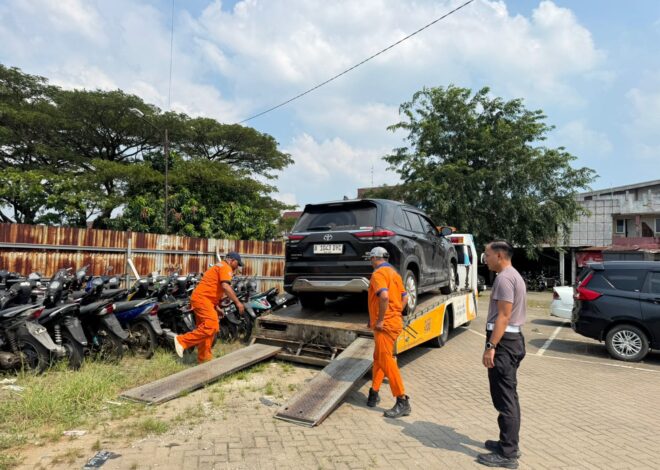 Polres Karawang Amankan Mobil Penabrak Usai Terekam Hantam Kendaraan di Tuparev