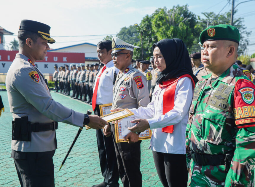 Kapolres Karawang Pimpin Upacara Pemberian Penghargaan bagi Personel Polres Karawang dan TNI, Reward Umroh untuk Bhabinkamtibmas Terbaik