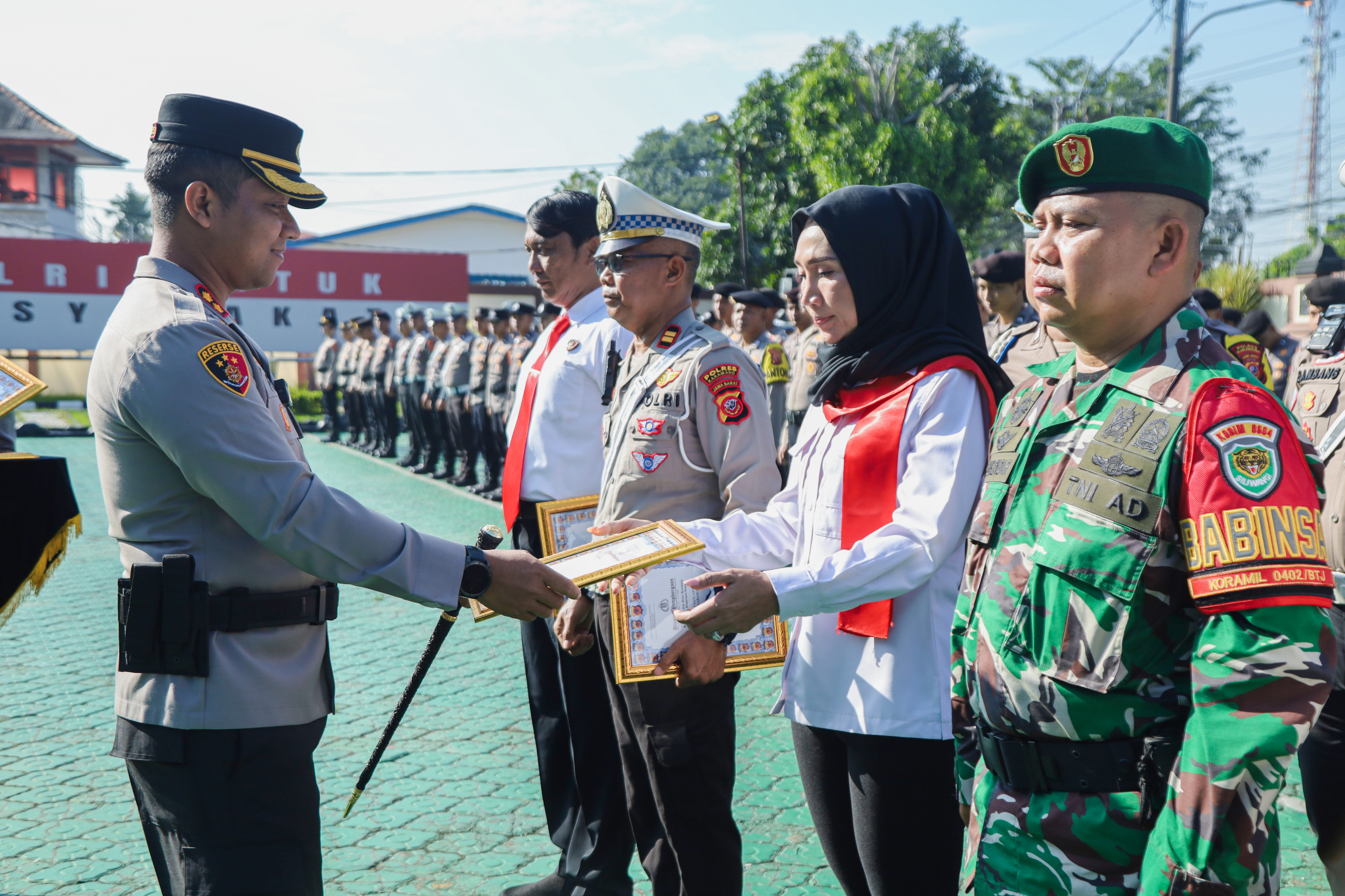Kapolres Karawang Pimpin Upacara Pemberian Penghargaan bagi Personel Polres Karawang dan TNI, Reward Umroh untuk Bhabinkamtibmas Terbaik