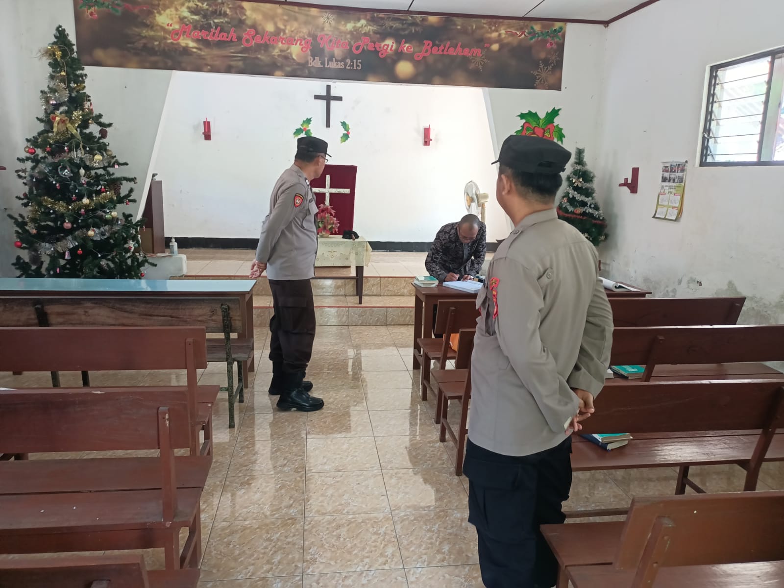 Polsek Cisaga Laksanakan Pengamanan Kebaktian, Wujudkan Peran Kepolisian Jaga Toleransi dan Kamtibmas