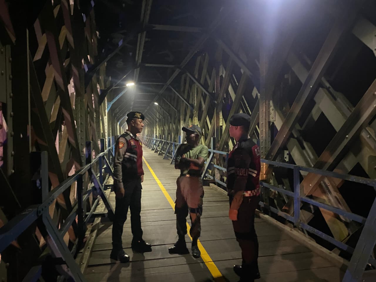 Patroli Dialogis Sat Samapta Polres Ciamis di Jembatan Cirahong, Perkuat Keamanan dan Cegah Kriminalitas Malam Hari