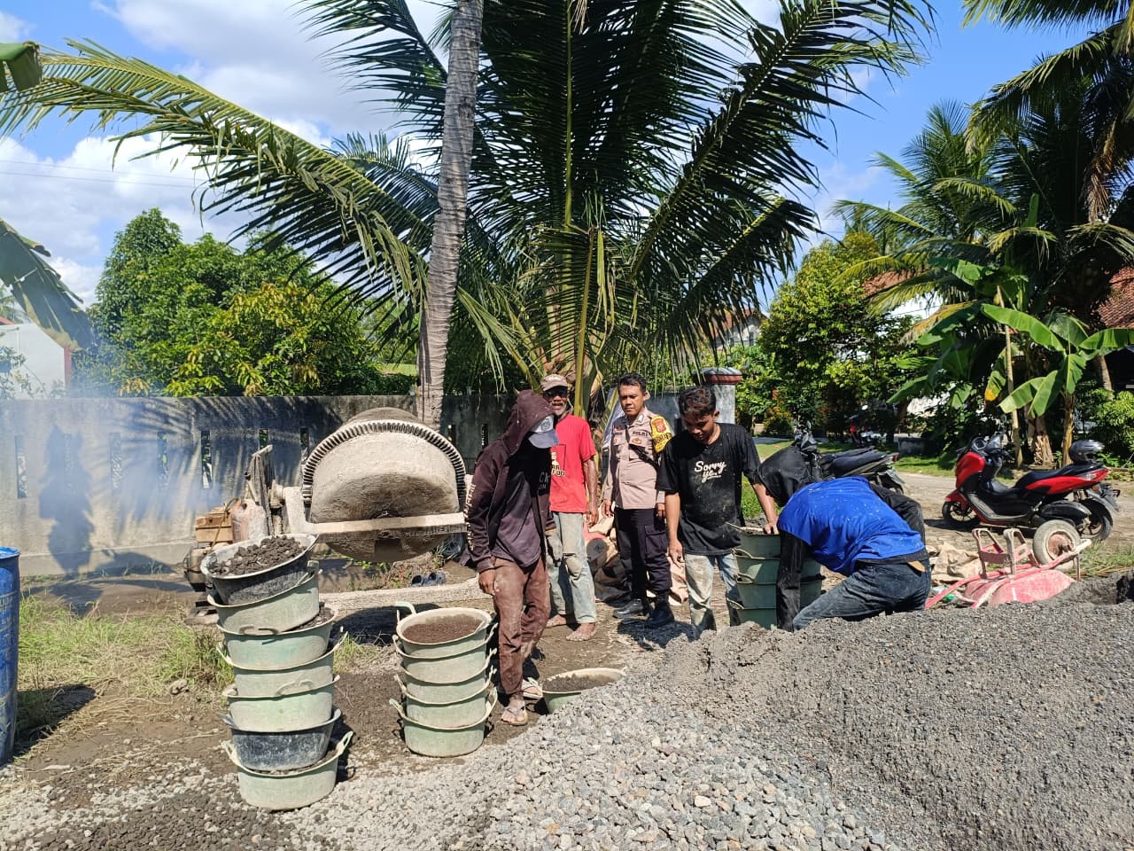 Polsek Lakbok Ikut Awasi Pembangunan Jalan Usaha Tani di Dusun Randukuning