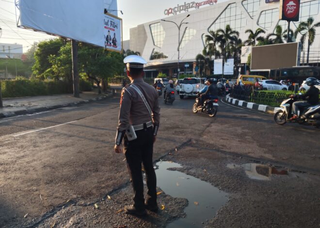 Upaya Satlantas Polres Karawang, melalui Rutinitas Gatur Lalin demi Kenyamanan Berkendara