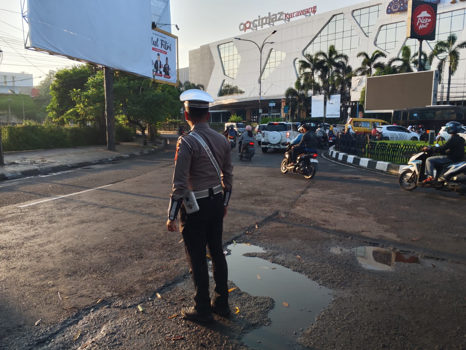 Upaya Satlantas Polres Karawang, melalui Rutinitas Gatur Lalin demi Kenyamanan Berkendara