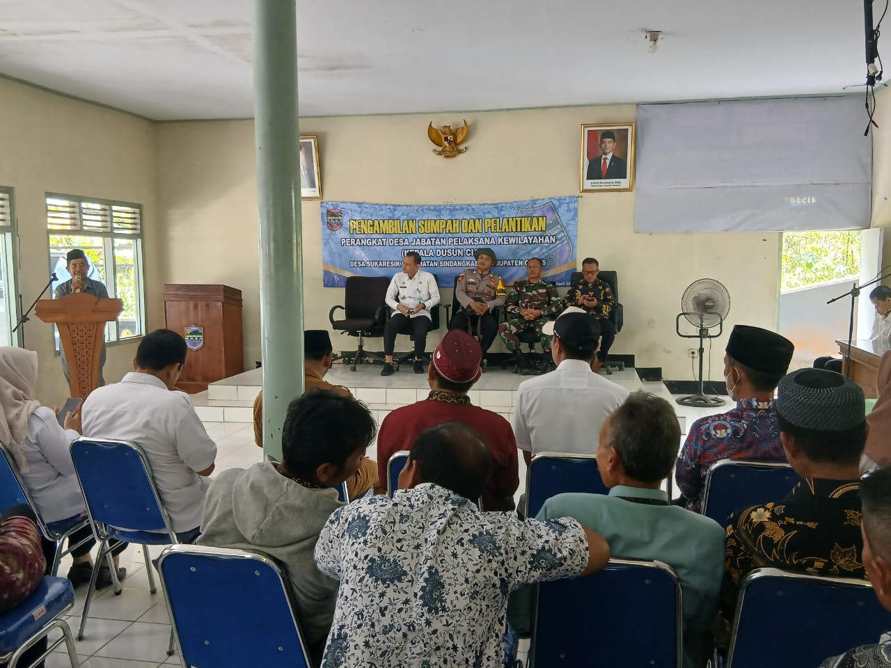 Sinergitas Polri-Pemerintah, Polsek Cikoneng Hadir dan Amankan Pelantikan Kadus Ciawi