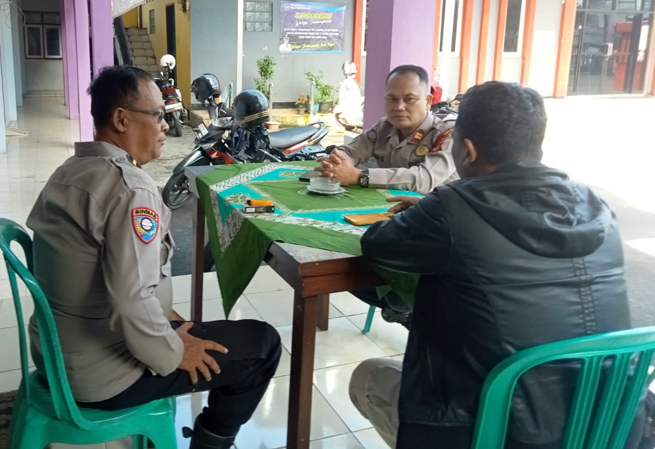 Perkuat Sinergitas, Polsek Cikoneng Koorkom Bersama Tokoh Masyarakat di Kalapanunggal