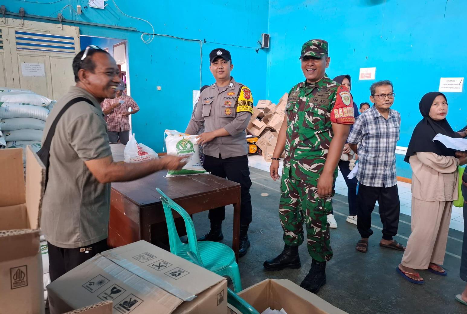 Peran Polri Kawal Bantuan Pangan, Bhabinkamtibmas Polsek Cijeungjing Pastikan Penyaluran Tepat Sasaran di Desa Pamalayan
