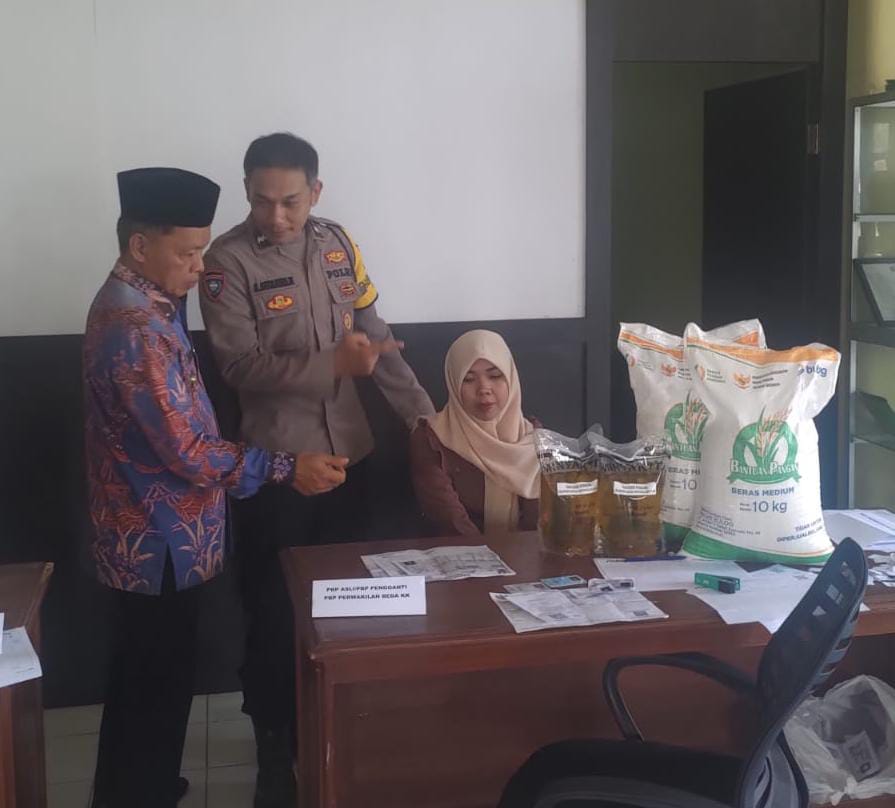 Peran Polri Kawal Penyaluran Bantuan Pangan, Bhabinkamtibmas Polsek Ciamis Pastikan Distribusi Tepat Sasaran di Desa Dewasari