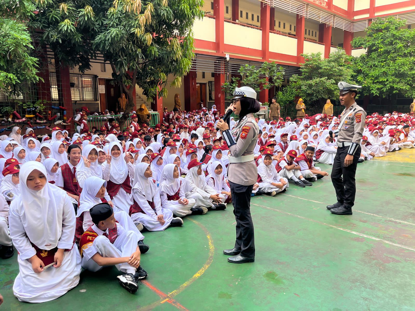 Satlantas Polres Karawang Hadirkan Keseruan, Gelar Kegiatan Police Goes to School di SDN Nagasari IV