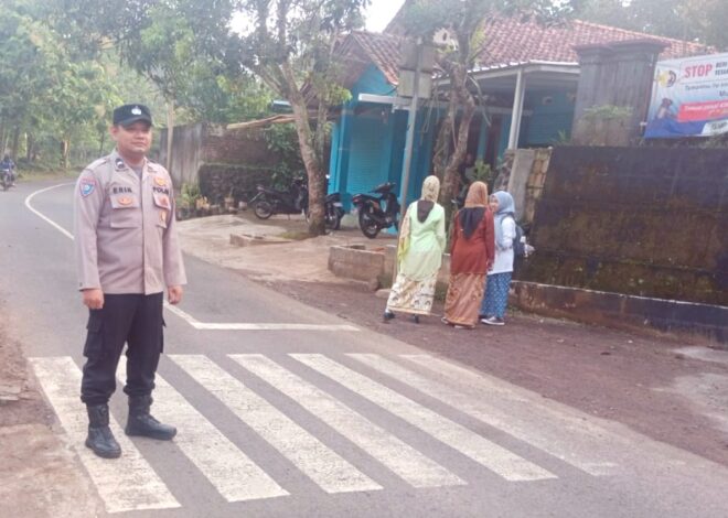 Peran Kepolisian dalam Pelayanan Pagi Hari, Polsek Sukadana Laksanakan Strong Point di Depan SMPN 1 Sukadana