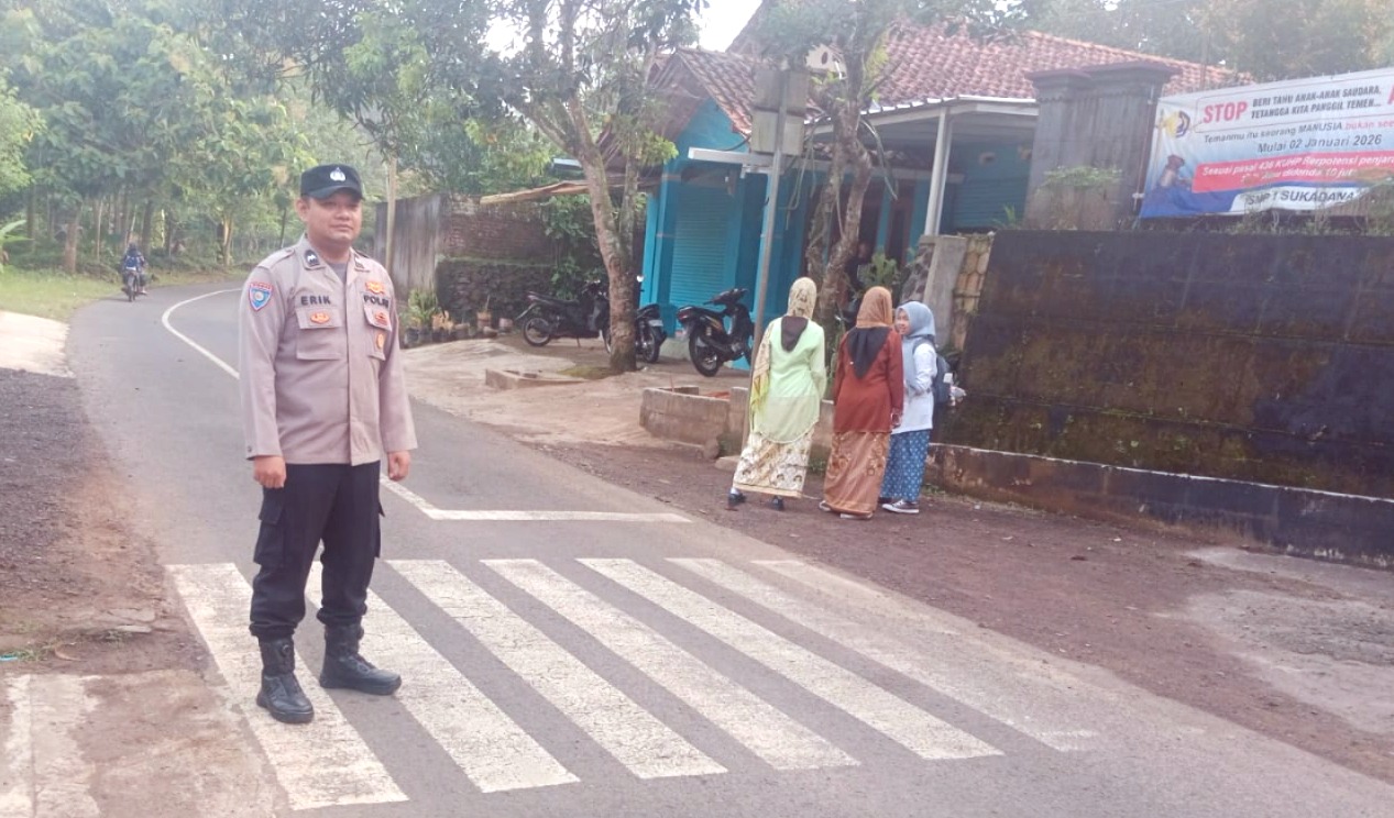 Peran Kepolisian dalam Pelayanan Pagi Hari, Polsek Sukadana Laksanakan Strong Point di Depan SMPN 1 Sukadana