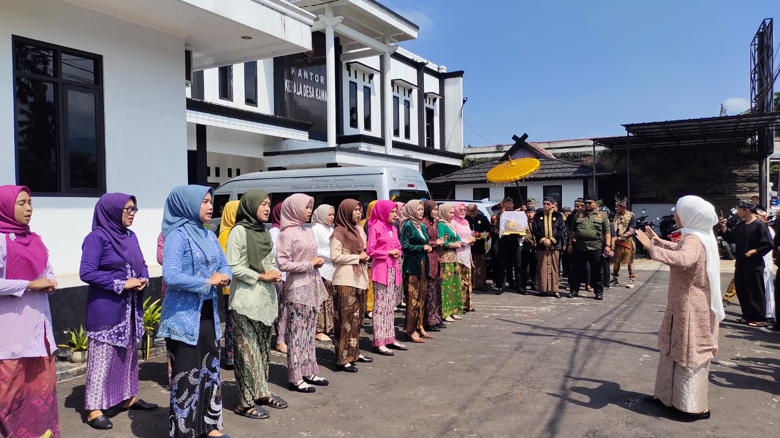 Kapolsek Kawali Ikut Serta Menyambut Kirab Budaya Panji dan Mahkota Binokasih di Astana Gede