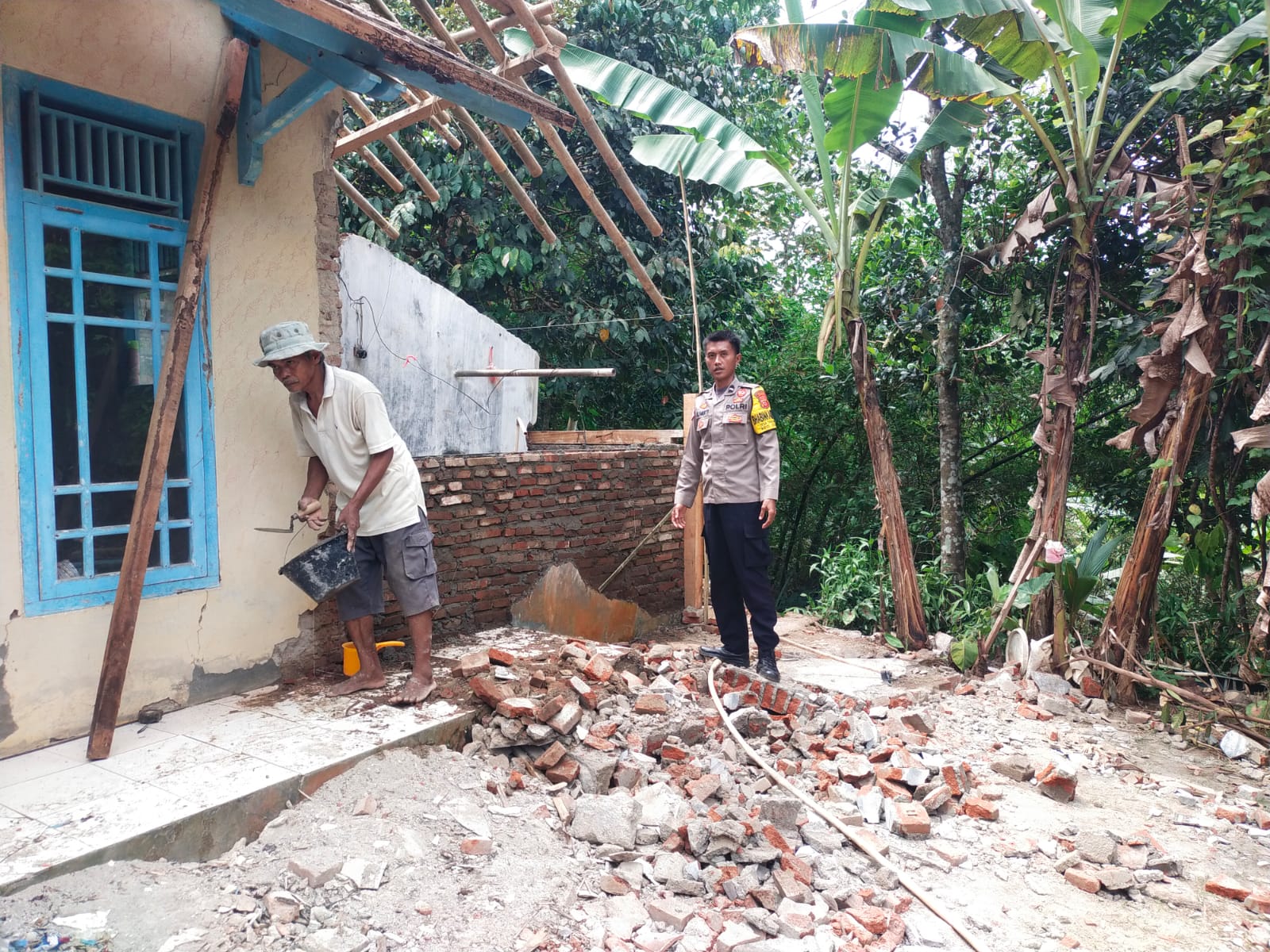 Cegah Penyimpangan, Polsek Cisaga Ikut Awasi Program Rutilahu Desa Tanjungjaya