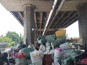 Risiko Kebakaran Tinggi, Penyimpanan Plastik & Kayu di Kolong Tol Angke 2 Disorot