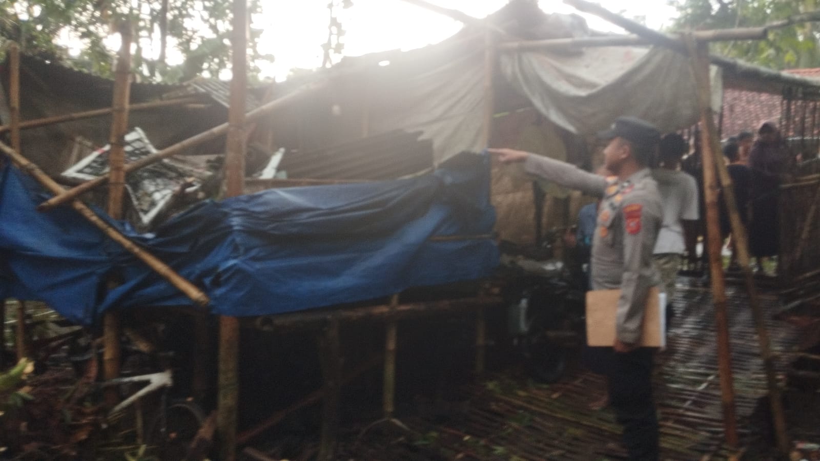 Hujan dan Angin Kencang Buat Lima Rumah Alami Kerusakan, Polsek Pamarican Datangi TKP