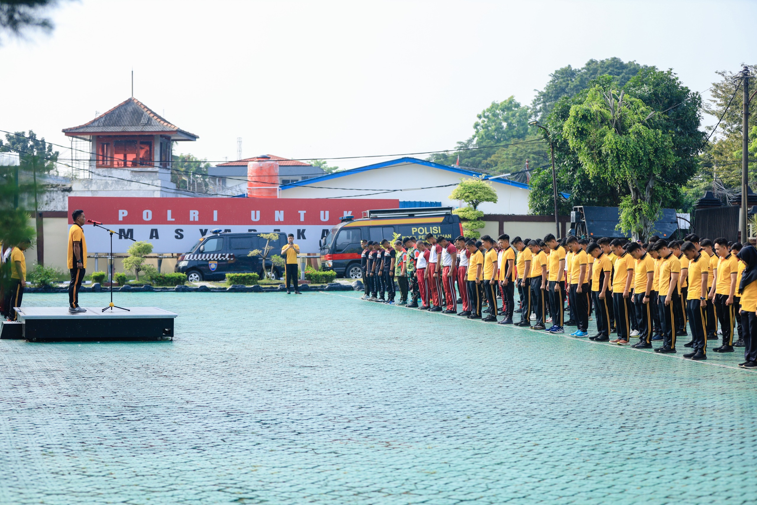 Polres Karawang Gelar Olahraga Bersama Peringati Hari K3 Sedunia 2026