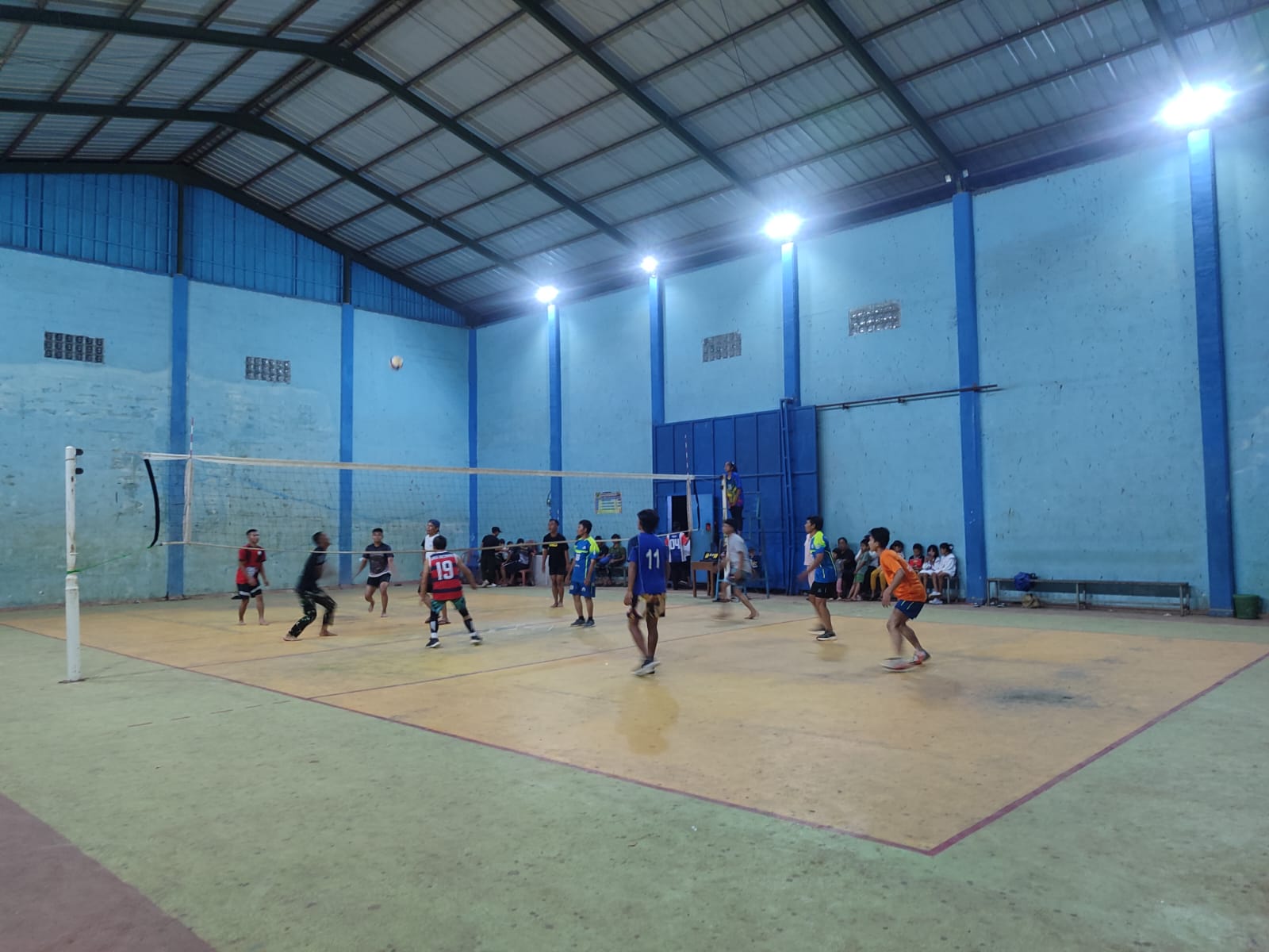 Satgas TMMD Garut Jalin Keakraban Bersama Masyarakat dengan Bermain Bola Volly 