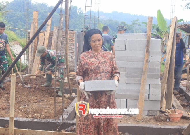 SEMAANGAT TAK KENAL USIA: IBU JUJU, 74 TAHUN TETAP IKUT MEMBANGUN RUMAH LAYAK HUNI DALAM TMMD KE-128