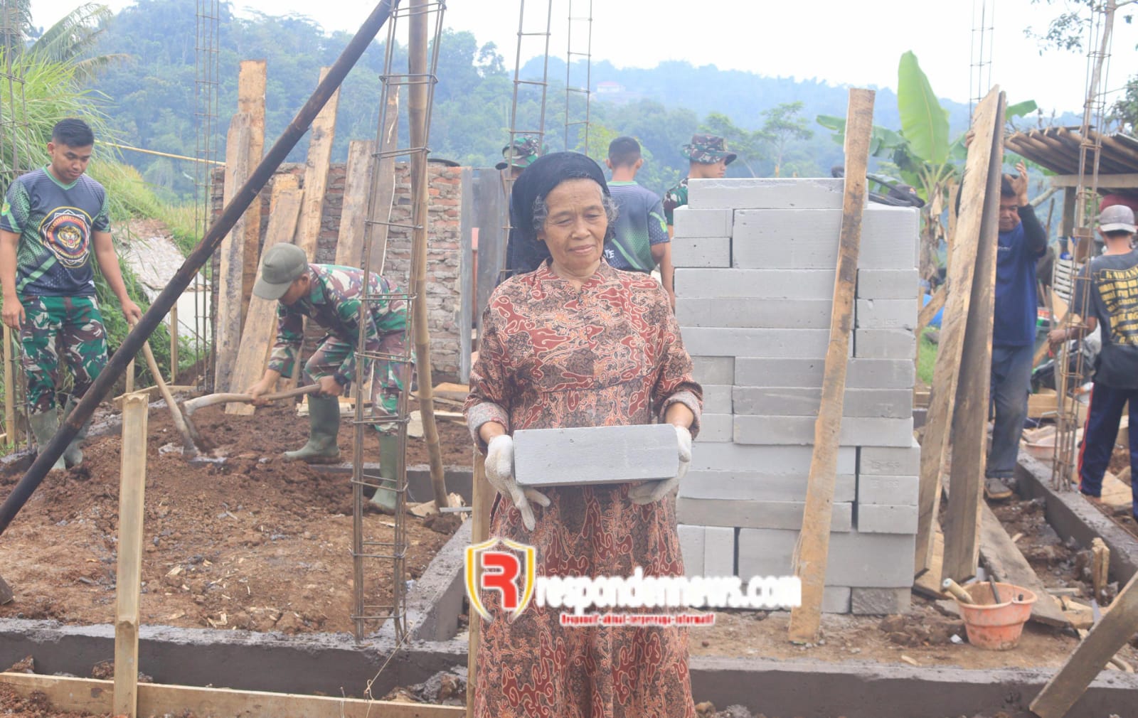 SEMAANGAT TAK KENAL USIA: IBU JUJU, 74 TAHUN TETAP IKUT MEMBANGUN RUMAH LAYAK HUNI DALAM TMMD KE-128