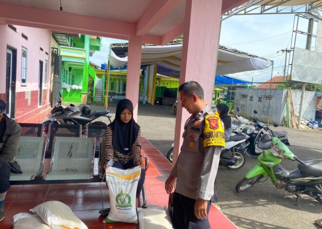 Polsek Kawali Polres Ciamis Awasi Distribusi Bapanas Beras dan Minyak Goreng ke Warga Margamulya