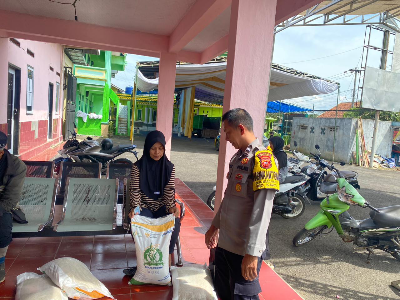 Polsek Kawali Polres Ciamis Awasi Distribusi Bapanas Beras dan Minyak Goreng ke Warga Margamulya