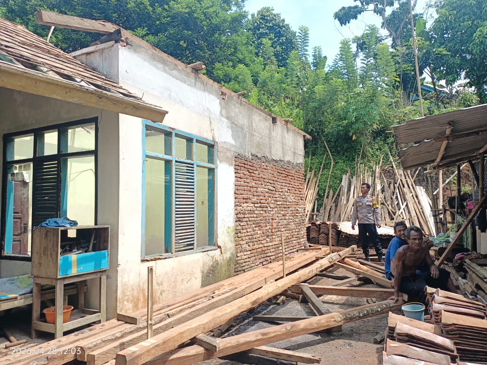 Pastikan Sesuai Rencana, Polsek Cisaga Ikut Awasi Program Rutilahu Desa Tanjungjaya