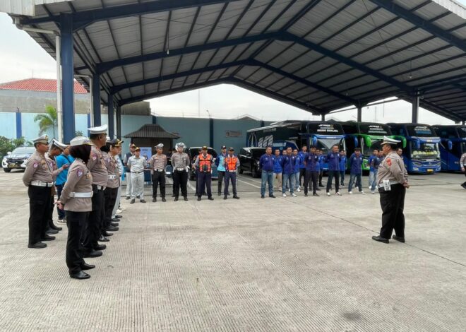 Pastikan Keselamatan Buruh, Polres Karawang Lakukan Ramp Check Armada Bus