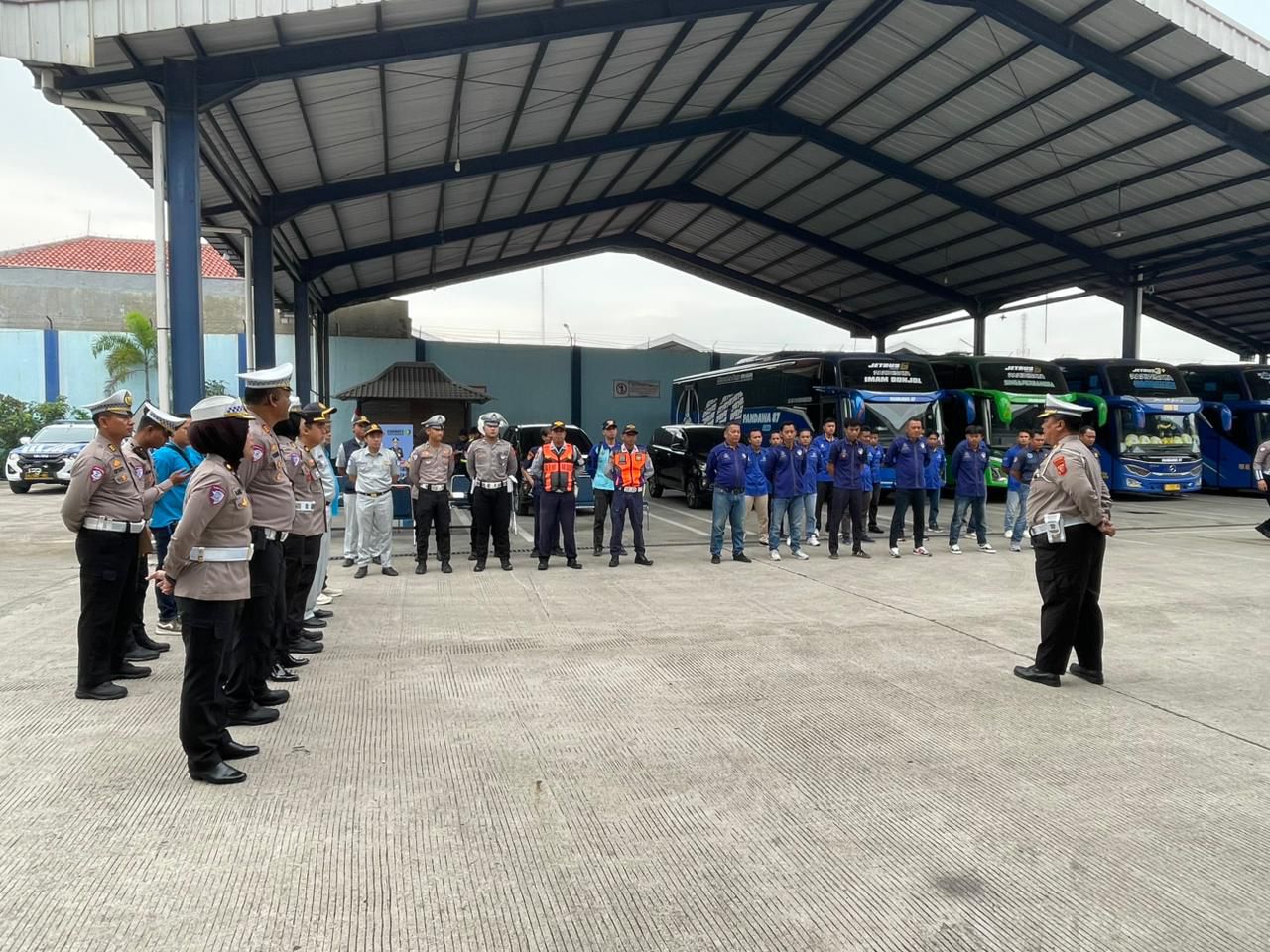 Pastikan Keselamatan Buruh, Polres Karawang Lakukan Ramp Check Armada Bus