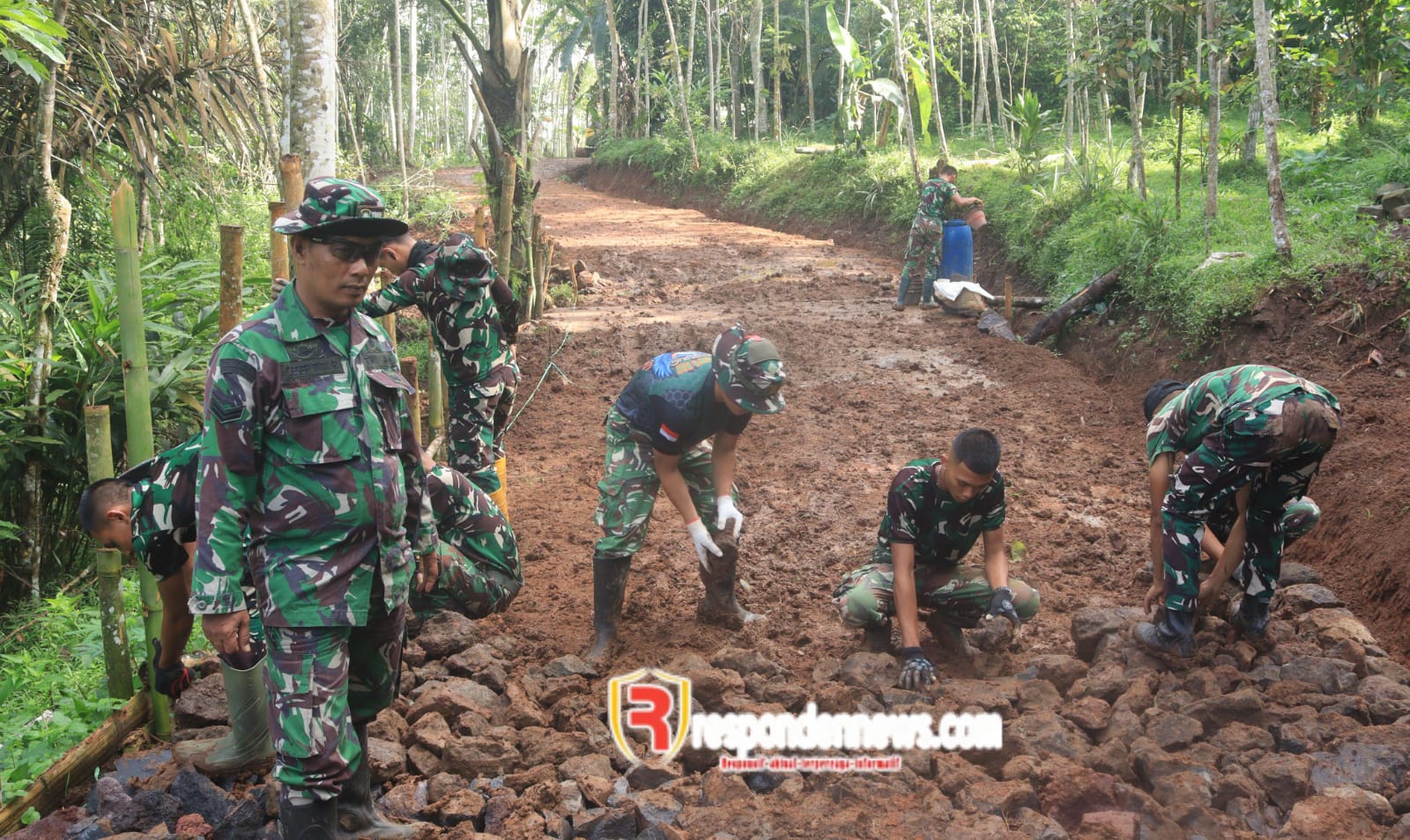 SEMANGAT KERJA KERAS YON TP 890/GARDA SAKTI: MEMBANGUN INFRASTRUKTUR JALAN DI TENGAH HUTAN
