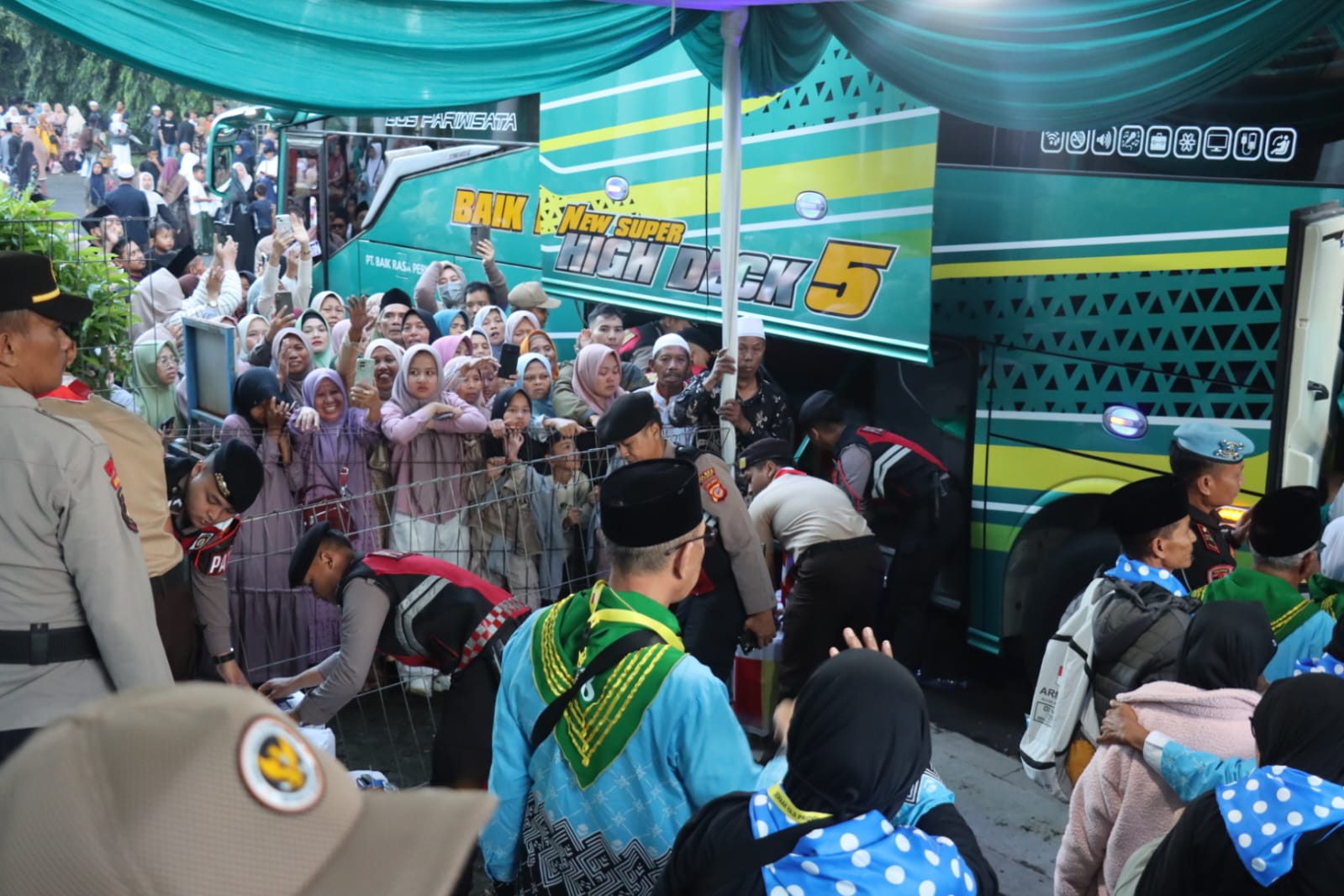 Polres Ciamis Amankan Pemberangkatan Jemaah Haji Kloter 15, Pastikan
