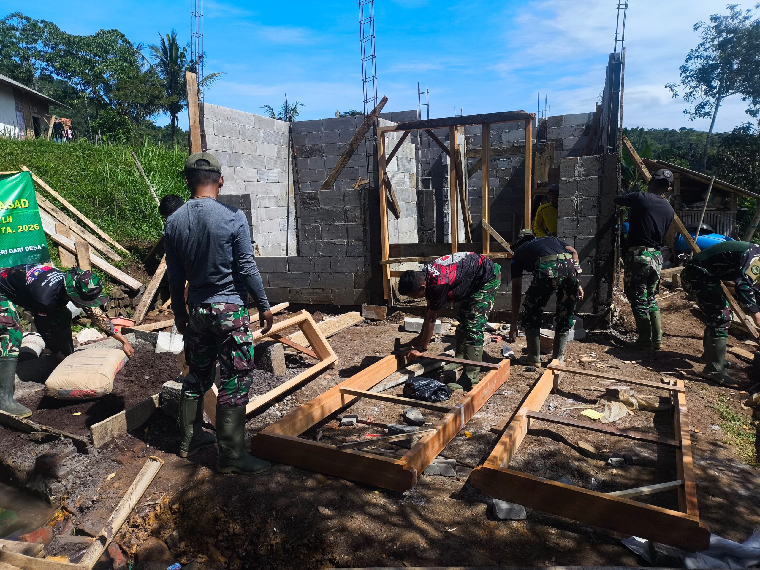 Tak Kenal Lelah, Prajurit Kodim 0611/Garut Bangun Fasilitas MCK di Tengah Terik Matahari