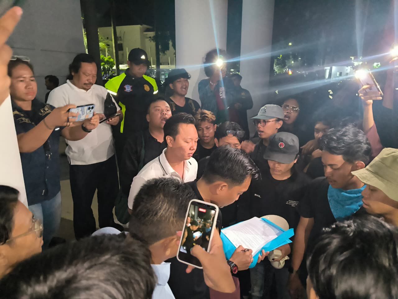 Kapolres Karawang Turun Langsung, 204 Personel Kawal Aksi Mahasiswa di DPRD Tetap Kondusif