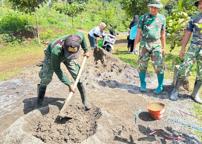 Semangat Pantang Menyerah, Serka Muksin Kerja Keras Bangun MCK di Tengah Terik Matahari