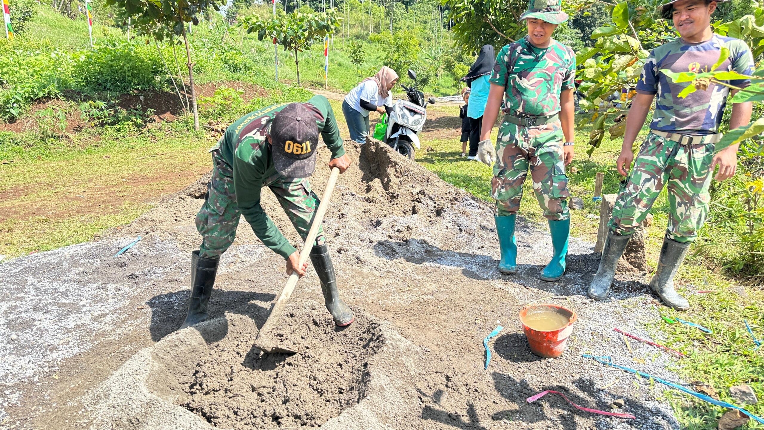 Semangat Pantang Menyerah, Serka Muksin Kerja Keras Bangun MCK di Tengah Terik Matahari