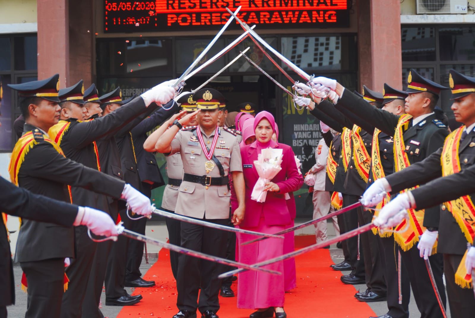 Regenerasi dan Penghormatan: Kapolres Karawang Pimpin Sertijab dan Wisuda Purna Bakti