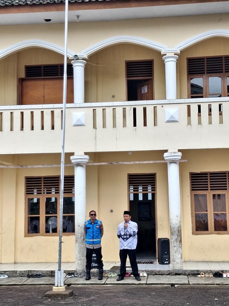 Perkuat Sinergitas, Polsek Cikoneng Koorkom Bersama Kepala SMK PGRI Cikoneng Jelang Kelulusan Siswa