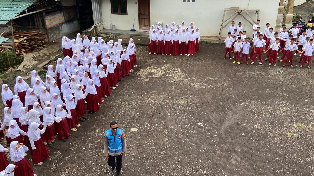 Polsek Cikoneng Polres Ciamis Datangi Santri SD IT Assyifa Binluh Bahaya Bullying
