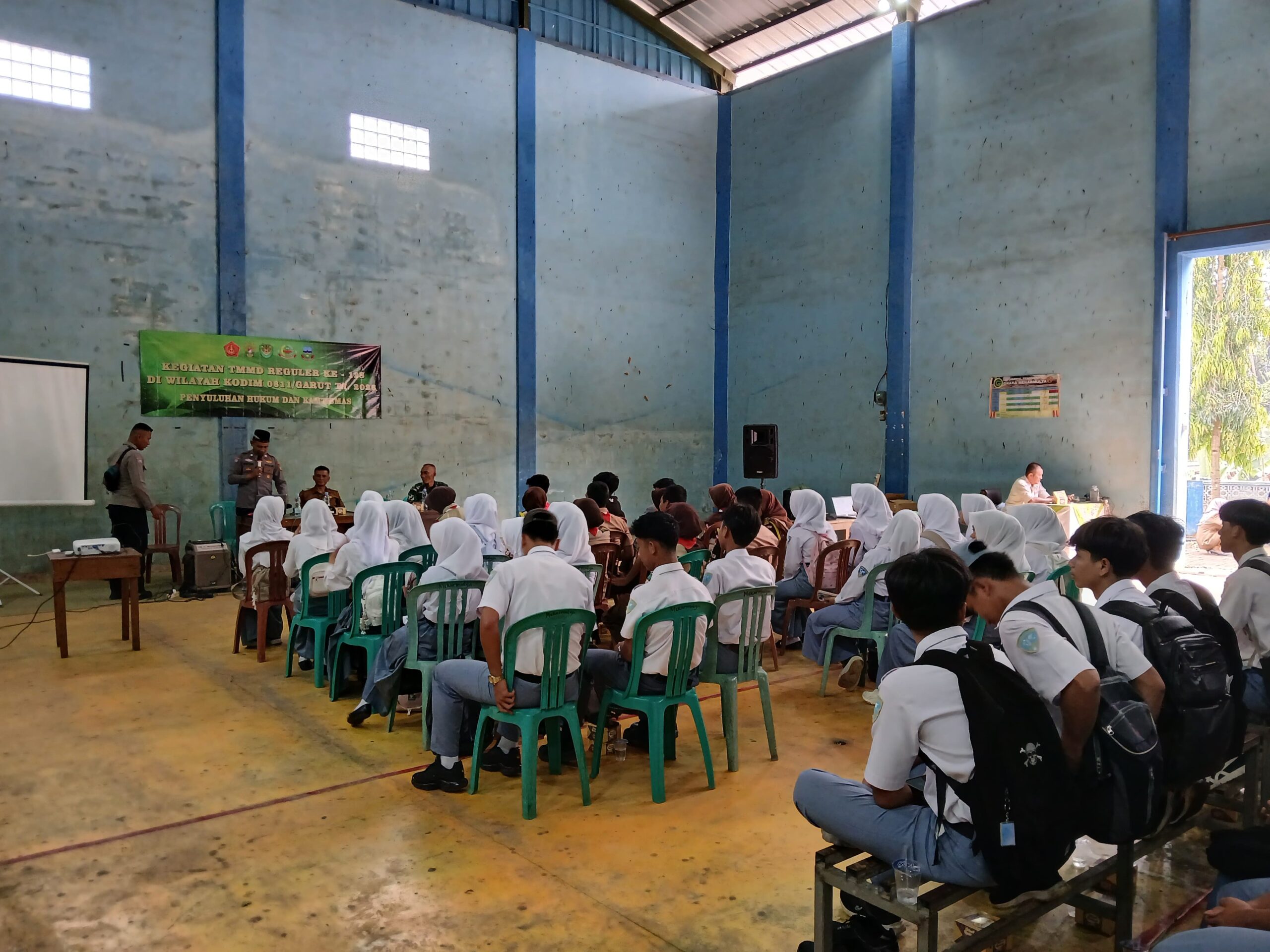 70 Siswa SMK Ikuti Penyuluhan Hukum dan Kamtibmas di TMMD ke-128 Garut   