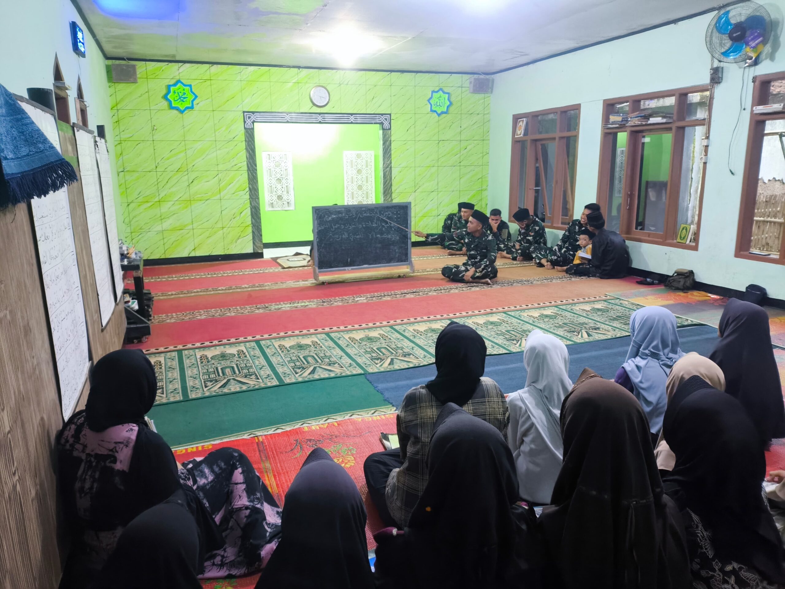 Sela Istirahat Malam, Personel TMMD ke-128 Garut Ajarkan Mengaji di Masjid