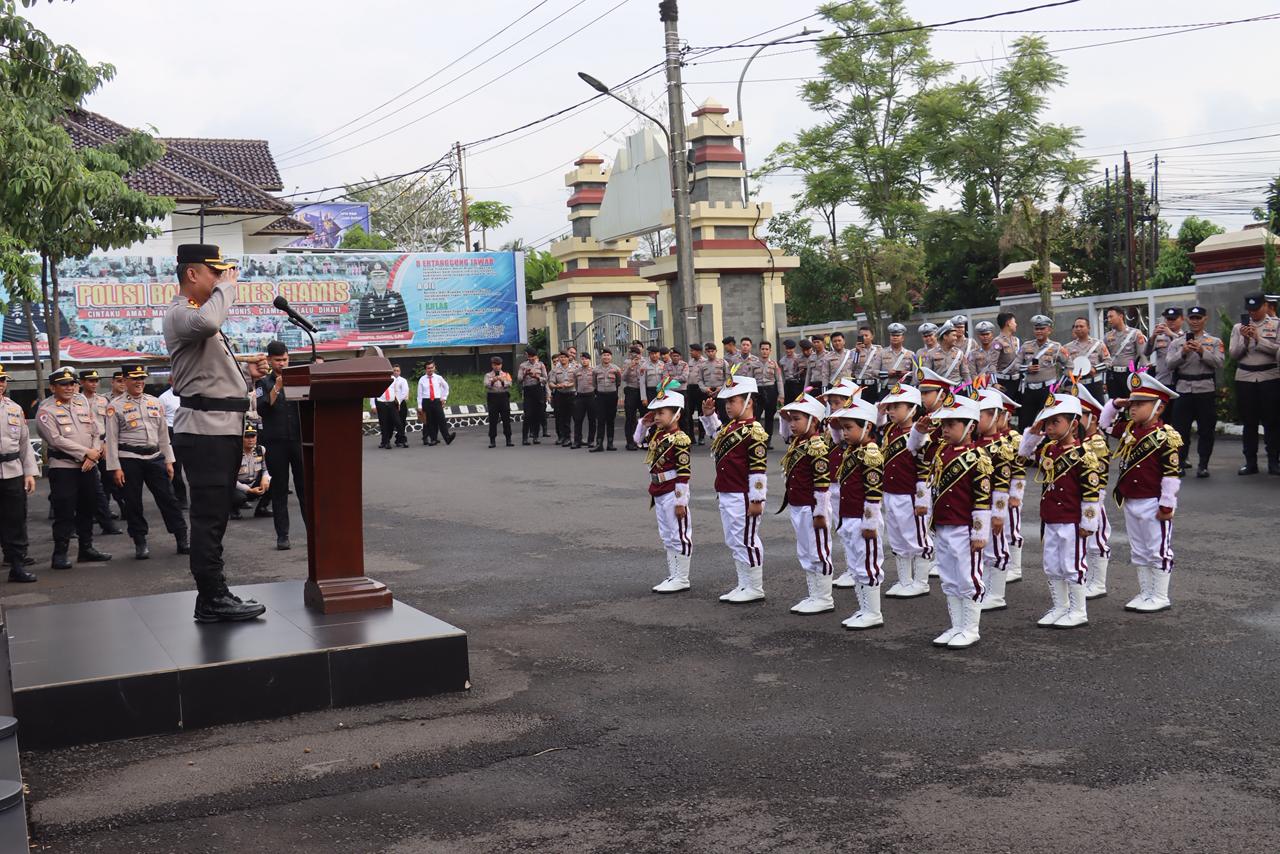 Kapolres Ciamis Beri Penghargaan Personel Berprestasi dan Polisi Cilik TK Kemala Bhayangkari 25 Ciamis