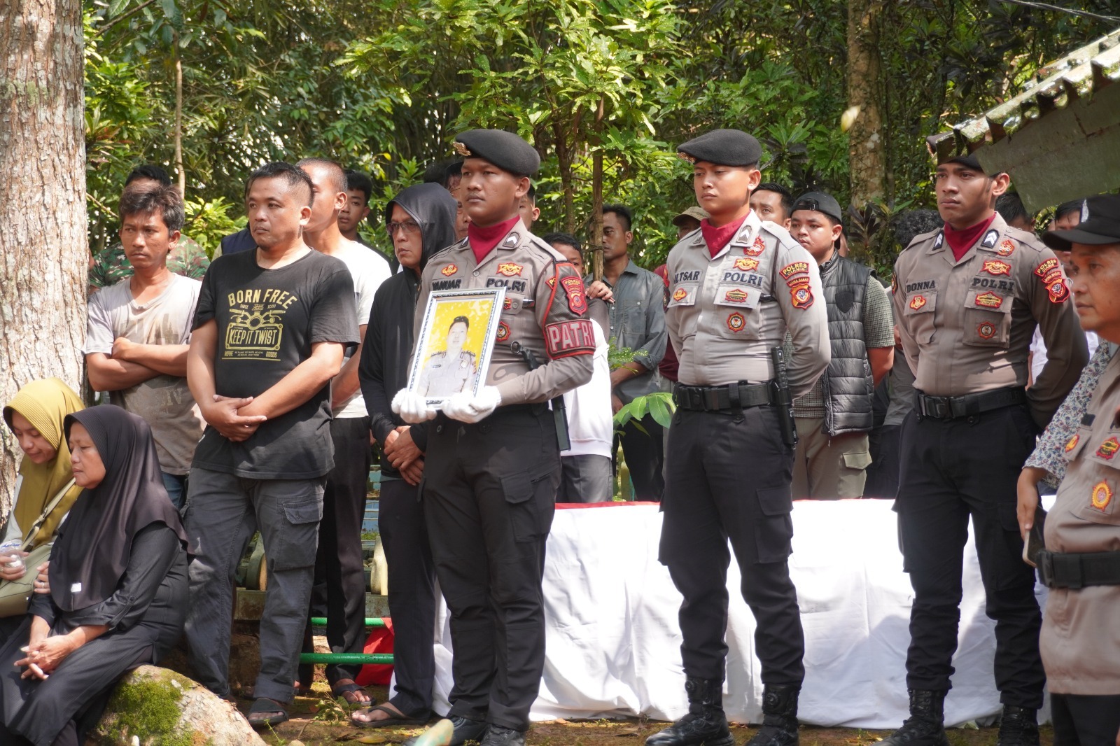 Polres Ciamis Gelar Upacara Pemakaman Kedinasan BRIPKA Ricky Arisca Putra di TPU Cibuntu