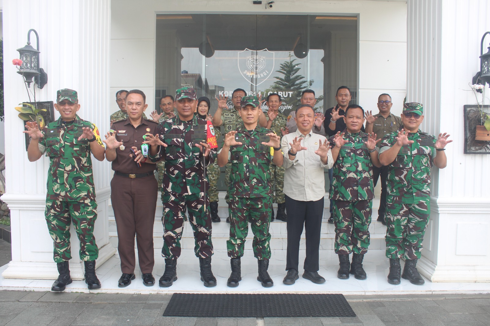 Brigjen TNI Aji Mimbarno Tinjau dan Evaluasi Langsung Pelaksanaan TMMD ke-128 Kodim 0611/Garut