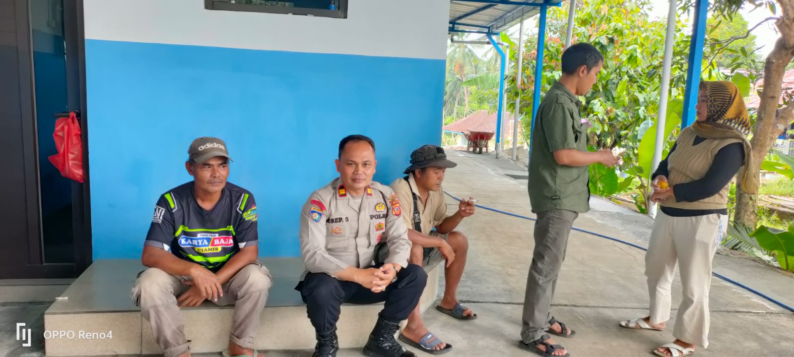 Perkuat Sinergitas, Polsek Cikoneng Polres Ciamis Koorkom ke Petugas SPPG di Desa Gegempalan