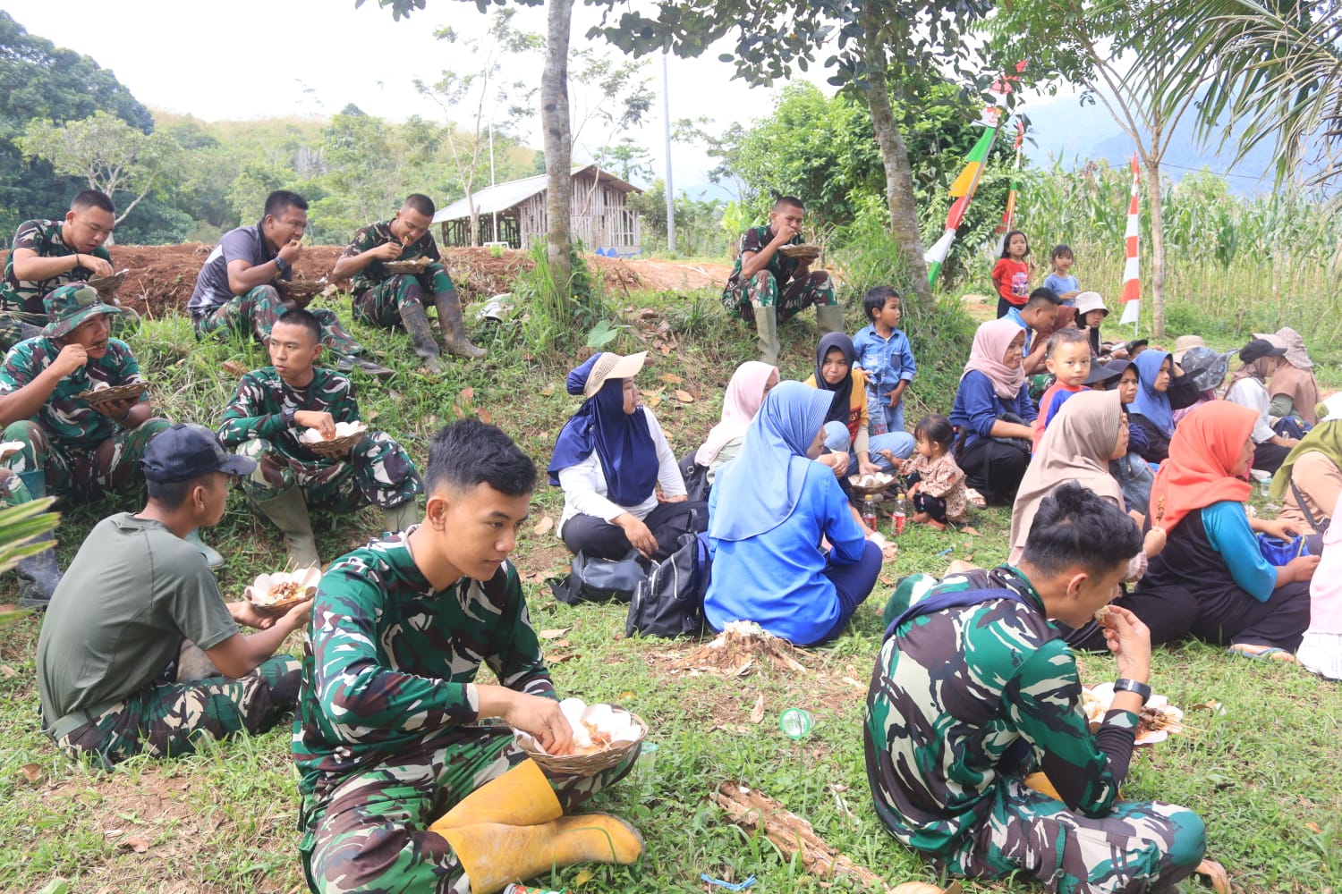 Kebersamaan Warga dan Satgas TMMD ke-128 Kodim 0611/Garut Nikmati Makan Siang Bersama di Lokasi Pembangunan Jalan